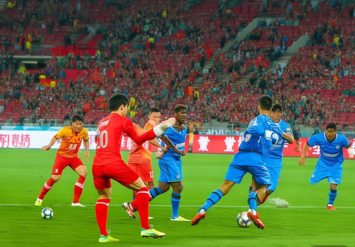 2018中超巅峰之战：上港富力激情对决回顾